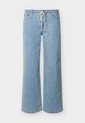 Hellblaue Jeans mit weitem Bein, vertikalen weißen Streifen und einem weißen Kordelzug am elastischen Bund, vordere Taschen sichtbar.