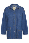 Jeansjacke mit klassischem Design, in einer hellen bis mittleren blauen Farbe, großen Fronttaschen und Druckknopfverschlüssen.