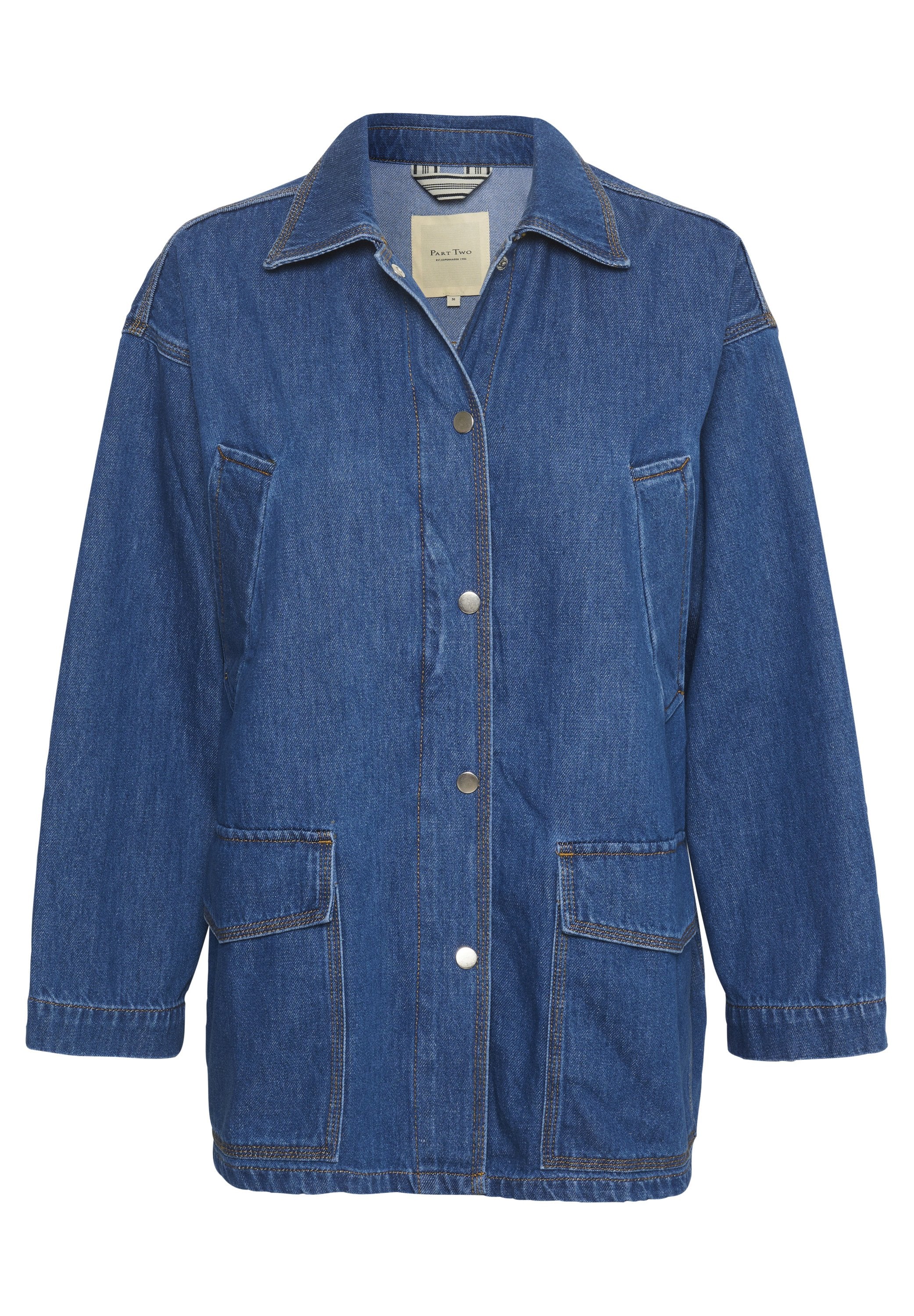 Jeansjacke mit klassischem Design, in einer hellen bis mittleren blauen Farbe, großen Fronttaschen und Druckknopfverschlüssen.