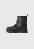 Schwarze Lederankelstiefel mit abgerundeter Zehenpartie und robuster Gummisohle. Mit goldenen Hardware-Akzenten und einer Zuglasche. Glatte Textur.