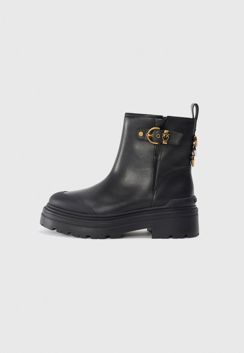 Schwarze Lederankelstiefel mit abgerundeter Zehenpartie und robuster Gummisohle. Mit goldenen Hardware-Akzenten und einer Zuglasche. Glatte Textur.
