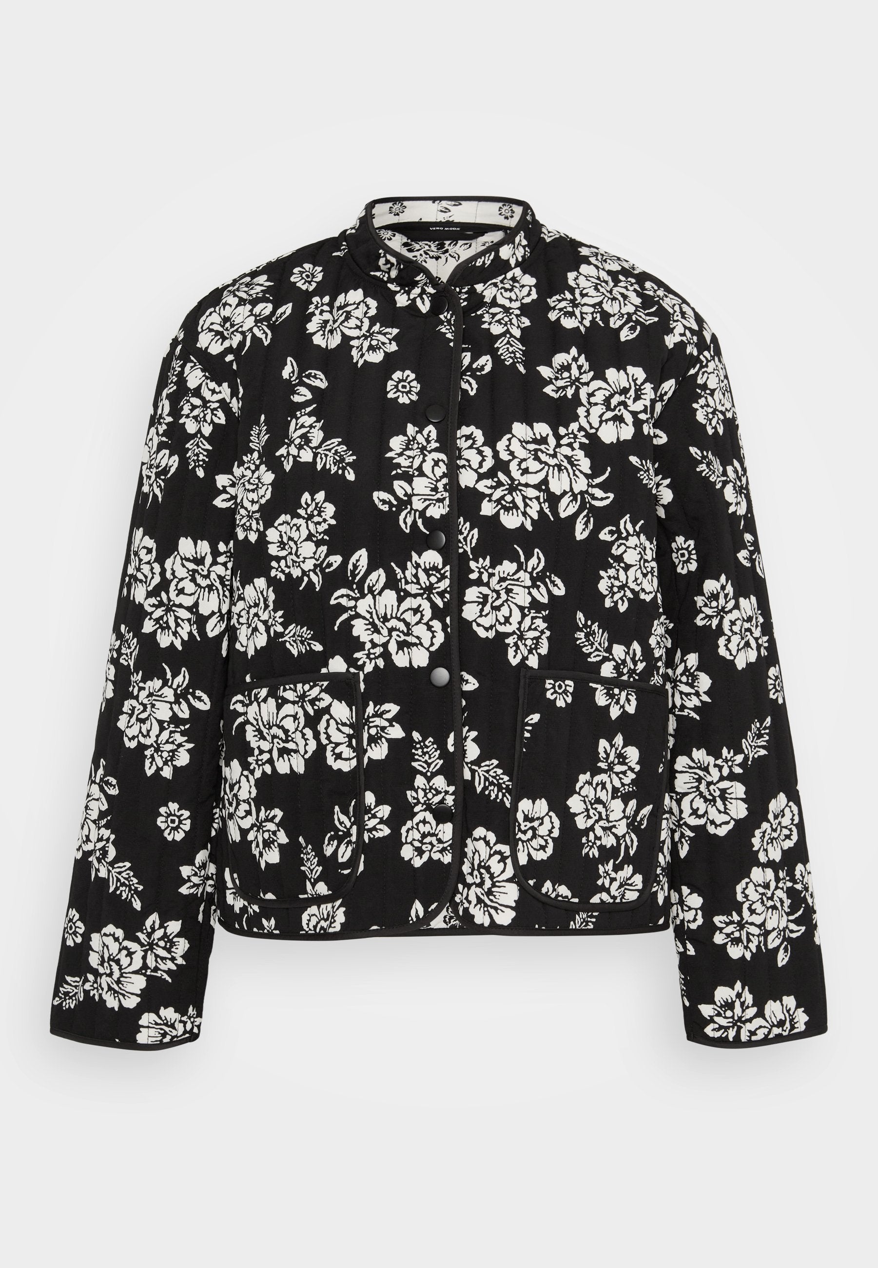 Schwarze gesteppte Jacke mit einem weißen Blumenmuster, ausgestattet mit einem stehenden Kragen, vorderen Knöpfen und zwei vorderen Taschen.