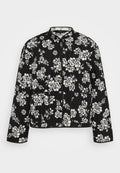 Schwarze gesteppte Jacke mit einem weißen Blumenmuster, ausgestattet mit einem stehenden Kragen, vorderen Knöpfen und zwei vorderen Taschen.