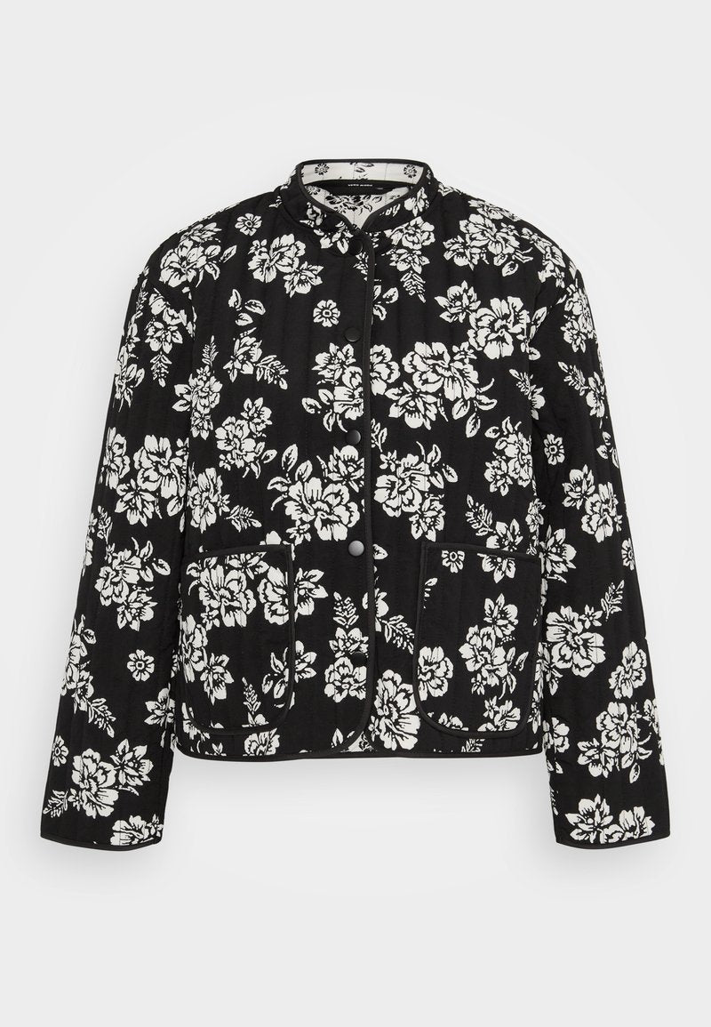 Schwarze gesteppte Jacke mit einem weißen Blumenmuster, ausgestattet mit einem stehenden Kragen, vorderen Knöpfen und zwei vorderen Taschen.