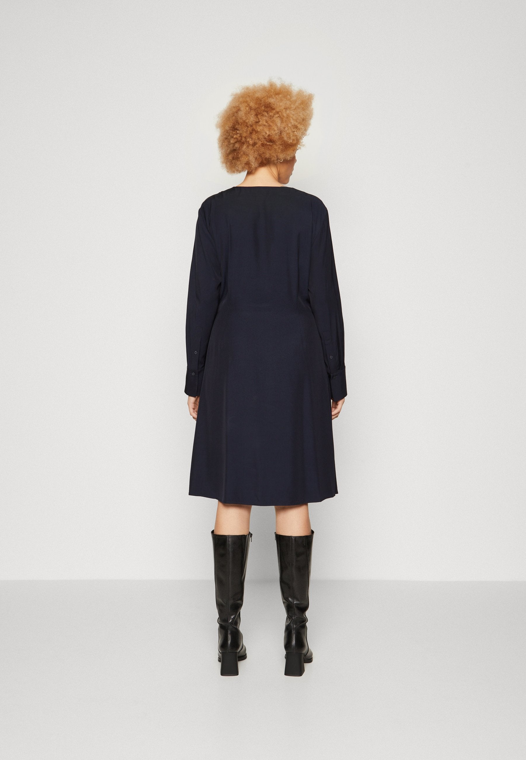 SEAL KNEE DRESS Media 4