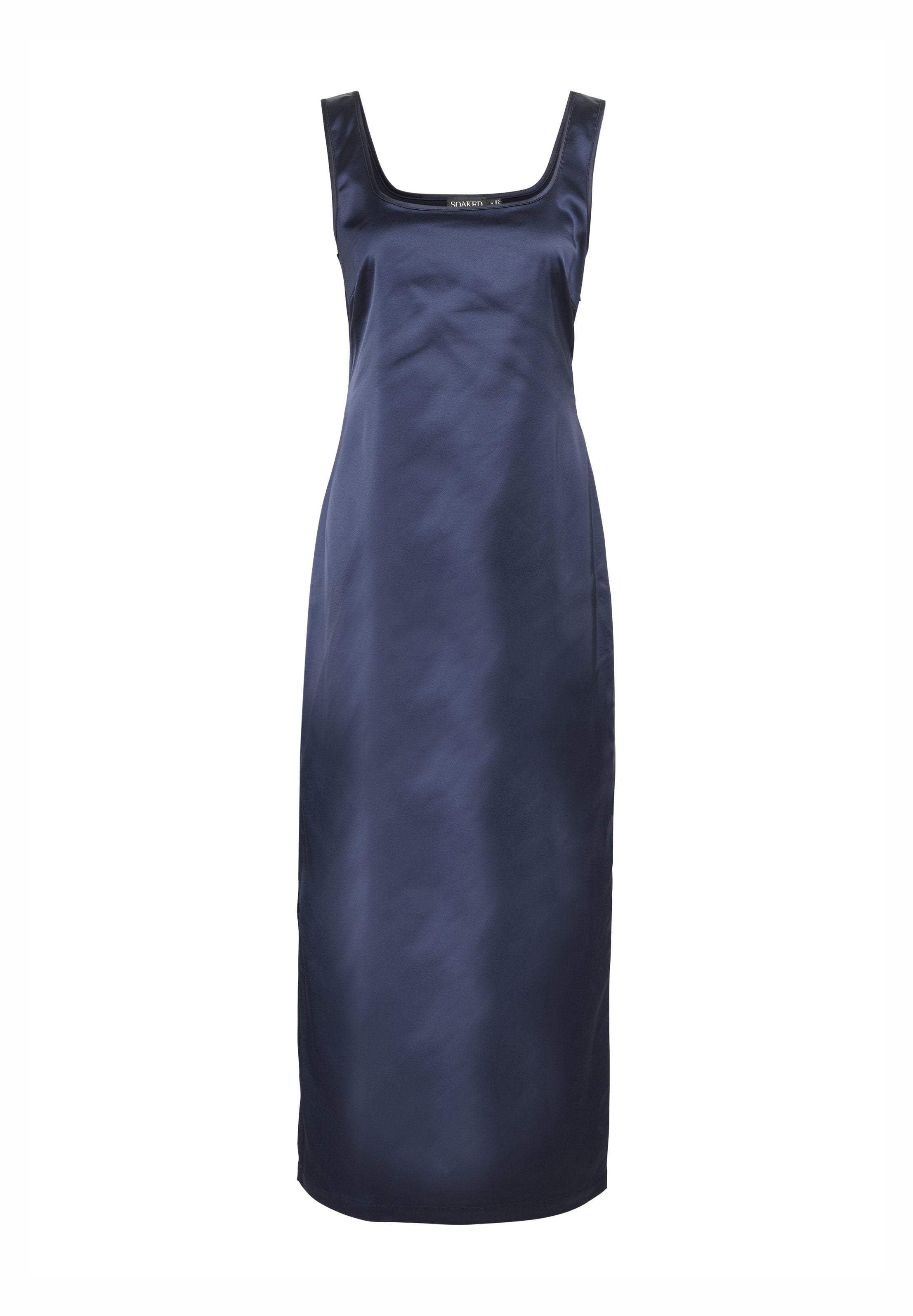 Navyblaues Satin-Kleid mit quadratischem Ausschnitt, ärmellosem Design und einer schlichten, geraden Silhouette. Glatte Textur, knielang.