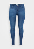 Schlanke blaue Jeans aus Denim mit glatter Textur, Fünf-Taschen-Design und einem standardmäßigen Knopfverschluss am Bund.