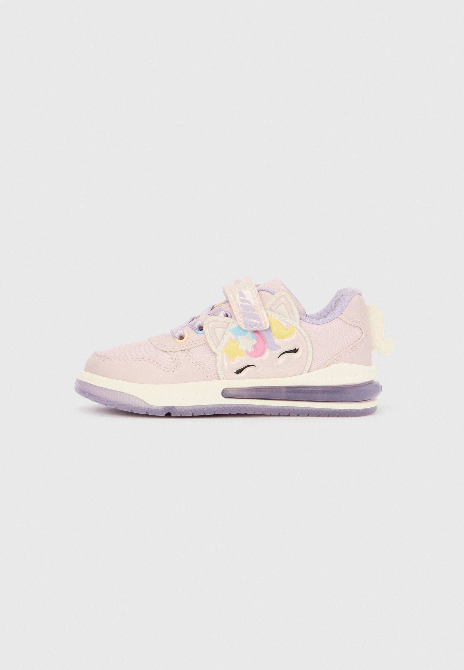 Kinderturnschuh in Pastellrosa und Lila mit Einhorn-Gesicht, Sternen- und Halbmond-Details, verstellbarem Riemen und lila Sohle.