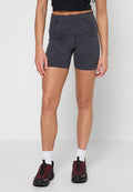 Graue gemusterte Shorts mit einem breiten Bund, aus einem dehnbaren Material gefertigt. Kombiniert mit burgunderroten Schuhen und weißen Socken.