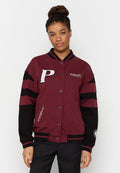 Bordeauxfarbener Varsity-Jacket mit schwarzen Ärmeln, ausgestattet mit einem großen weißen "P", Logodetails und Seitentaschen; glatte Textur, legeres Design.