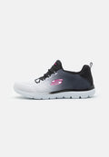 Skechers Sport Schuh in Weiß, Grau und Schwarz. Verfügt über ein strukturiertes Obermaterial, schwarze Schnürsenkel und einen pinken Logo-Akzent an der Seite.