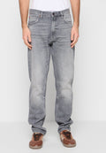 Hellgraue Jeans aus Denim mit geradem Bein, dezentem Used-Look, fünf Taschen, Metallbeschlägen und klassischem Knopfverschluss.