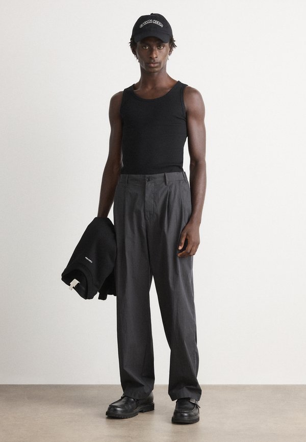 Calvin Klein PLEATED