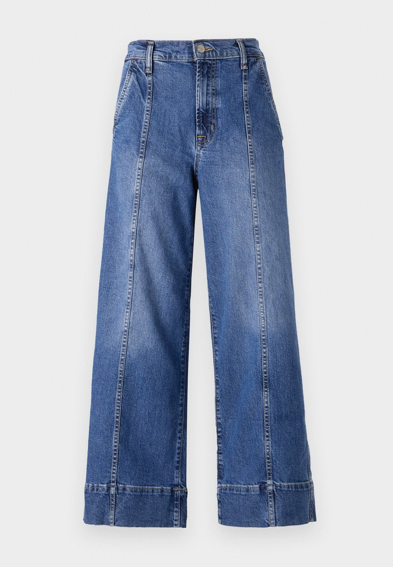 Weite blaue Jeans mit hohem Bund, ausgestattet mit einem Knopfverschluss, Fronttaschen und sichtbaren Nähten entlang der Seitennähte.
