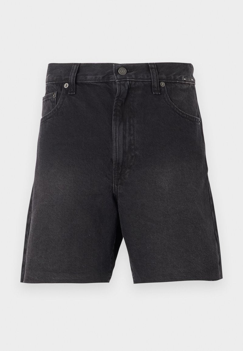 Schwarze Denim-Shorts im geraden Schnitt mit einer Knopfverschlus, Fronttaschen und einem strukturierten Stoff. Minimalistisches Design, keine sichtbaren Muster.