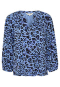 Blaue Bluse mit Leopardenmuster in Schwarz und Lila. V-Ausschnitt-Design mit langen, leicht puffigen Ärmeln. Leichte Stoffstruktur.