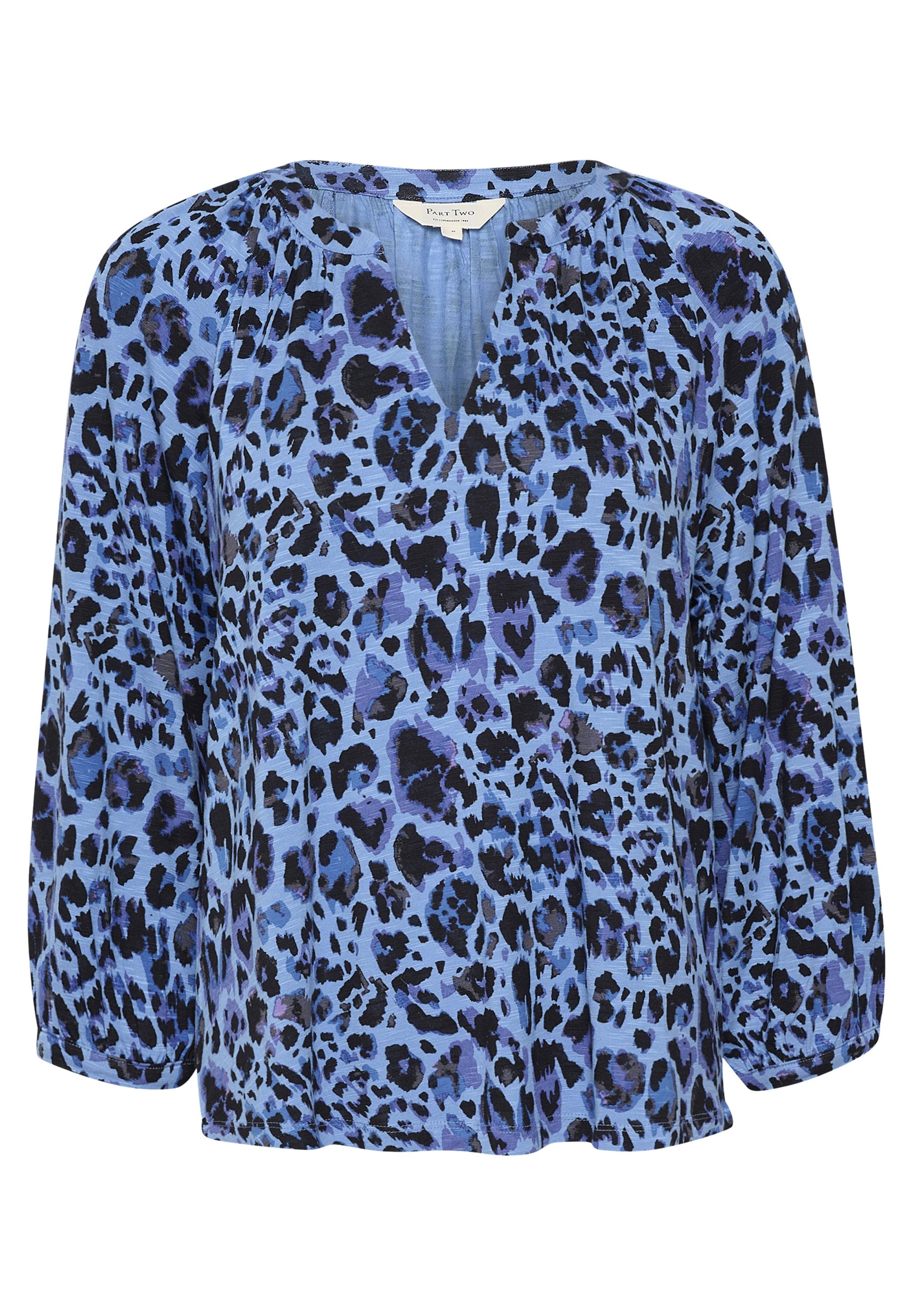 Blaue Bluse mit Leopardenmuster in Schwarz und Lila. V-Ausschnitt-Design mit langen, leicht puffigen Ärmeln. Leichte Stoffstruktur.