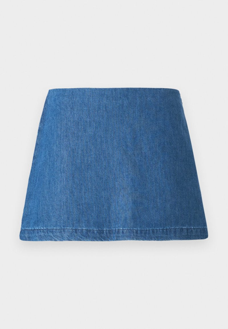 Jeans-Minirock in einem mittleren Blauton, mit klassischer A-Linien-Form, sauberem Saum und ohne sichtbare Verzierungen oder Muster.
