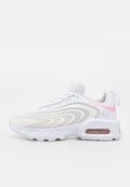 Weißer und beiger Nike-Sneaker mit pinkfarbenen Swoosh-Logos, Mesh-Obermaterial, Air-Dämpfung in der Sohle und weißen Schnürsenkeln auf schlichtem Hintergrund.