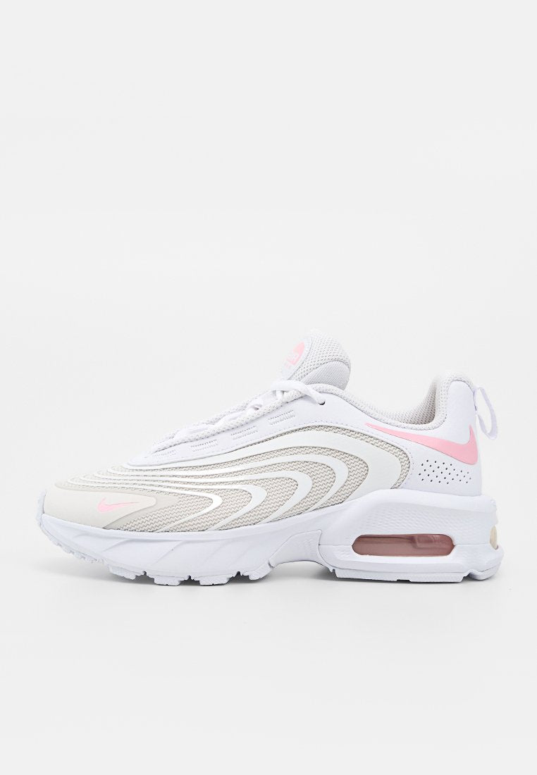 Weißer und beiger Nike-Sneaker mit pinkfarbenen Swoosh-Logos, Mesh-Obermaterial, Air-Dämpfung in der Sohle und weißen Schnürsenkeln auf schlichtem Hintergrund.