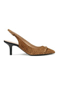 Leopardenmuster Slingback-Absätze mit spitzem Zeh, schwarzem Absatz und einem dekorativen Riemen. Hergestellt aus strukturiertem Material mit einem glatten Innenraum.