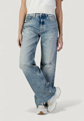 Hellblaue Jeans mit geradem Bein, verziert mit Used-Effekten und ausgefransten Säumen, aus Denim-Stoff. Kombiniert mit weißen Sneakers.