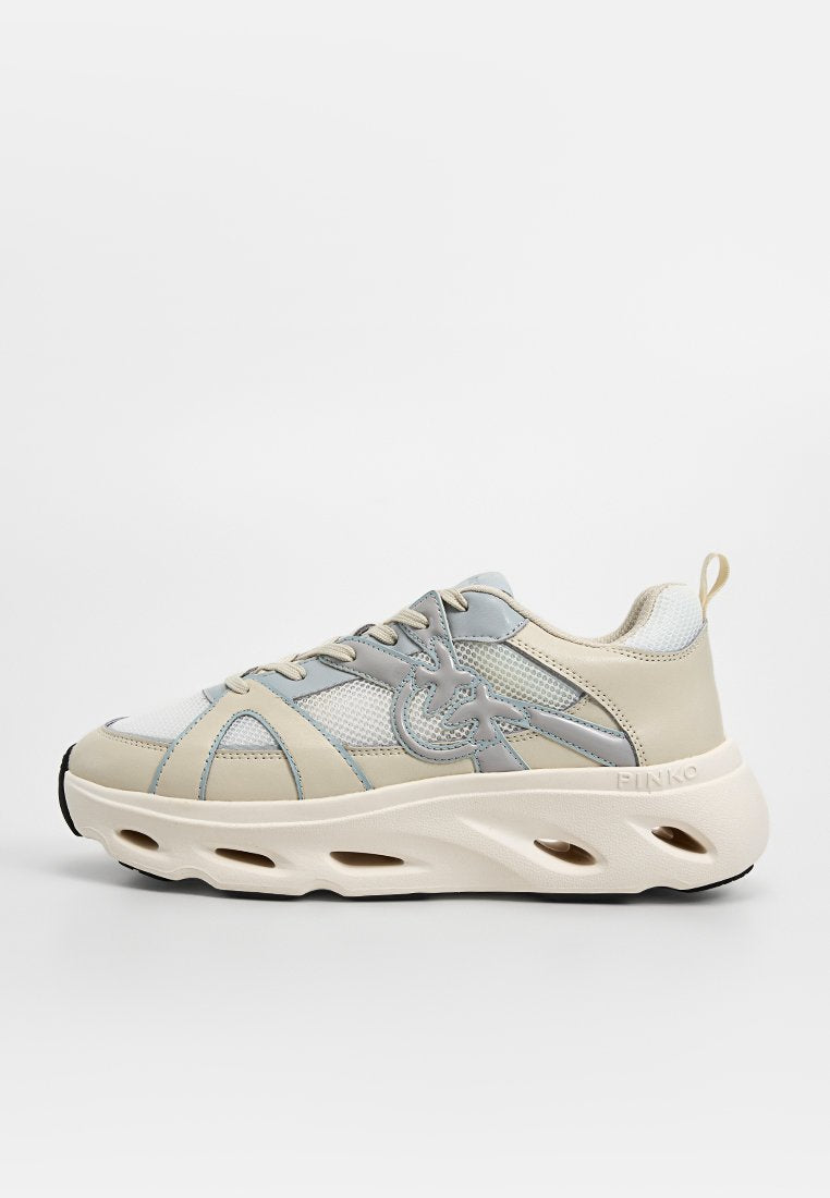 Beige und hellblaue Sneaker mit einem Obermaterial aus Mesh, dekorativen Nähten, abgerundeter Zehenpartie und dicker, weißer Sohle mit Aussparungen.