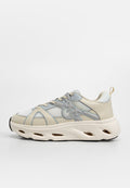 Beige und hellblaue Sneaker mit einem Obermaterial aus Mesh, dekorativen Nähten, abgerundeter Zehenpartie und dicker, weißer Sohle mit Aussparungen.