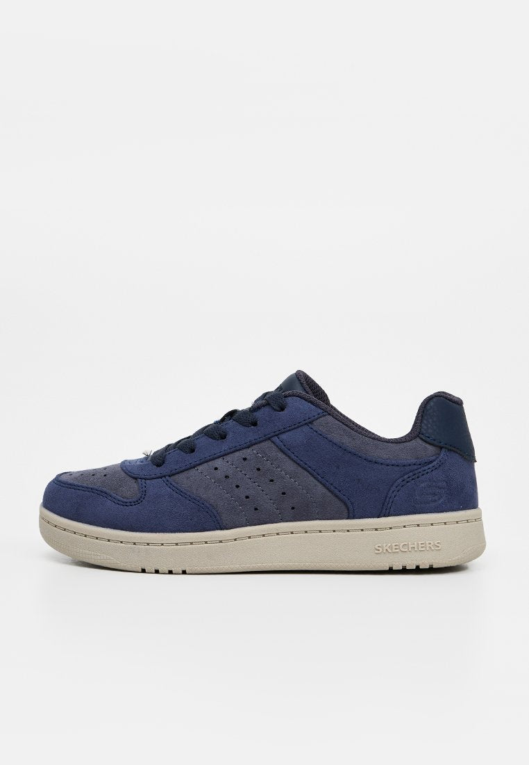 Marineblauer Skechers-Schnürsneaker mit Wildlederpaneelen, perforierten Seitenstreifen und beiger Gummisohle, in der linken Seitenansicht gezeigt.