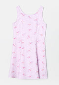 Ärmelloses hellviolettes Kleid mit kleinen rosa und violetten Blumenmustern, tailliert und ausgestelltem Rock.