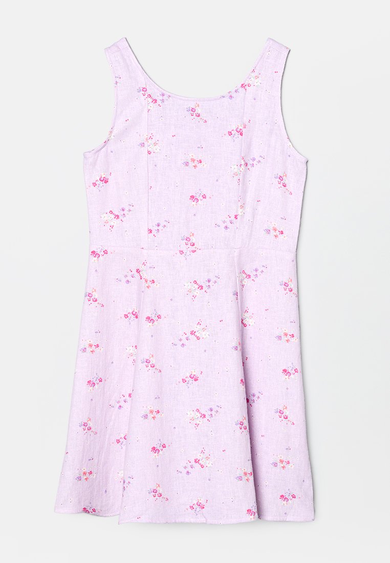 Ärmelloses hellviolettes Kleid mit kleinen rosa und violetten Blumenmustern, tailliert und ausgestelltem Rock.