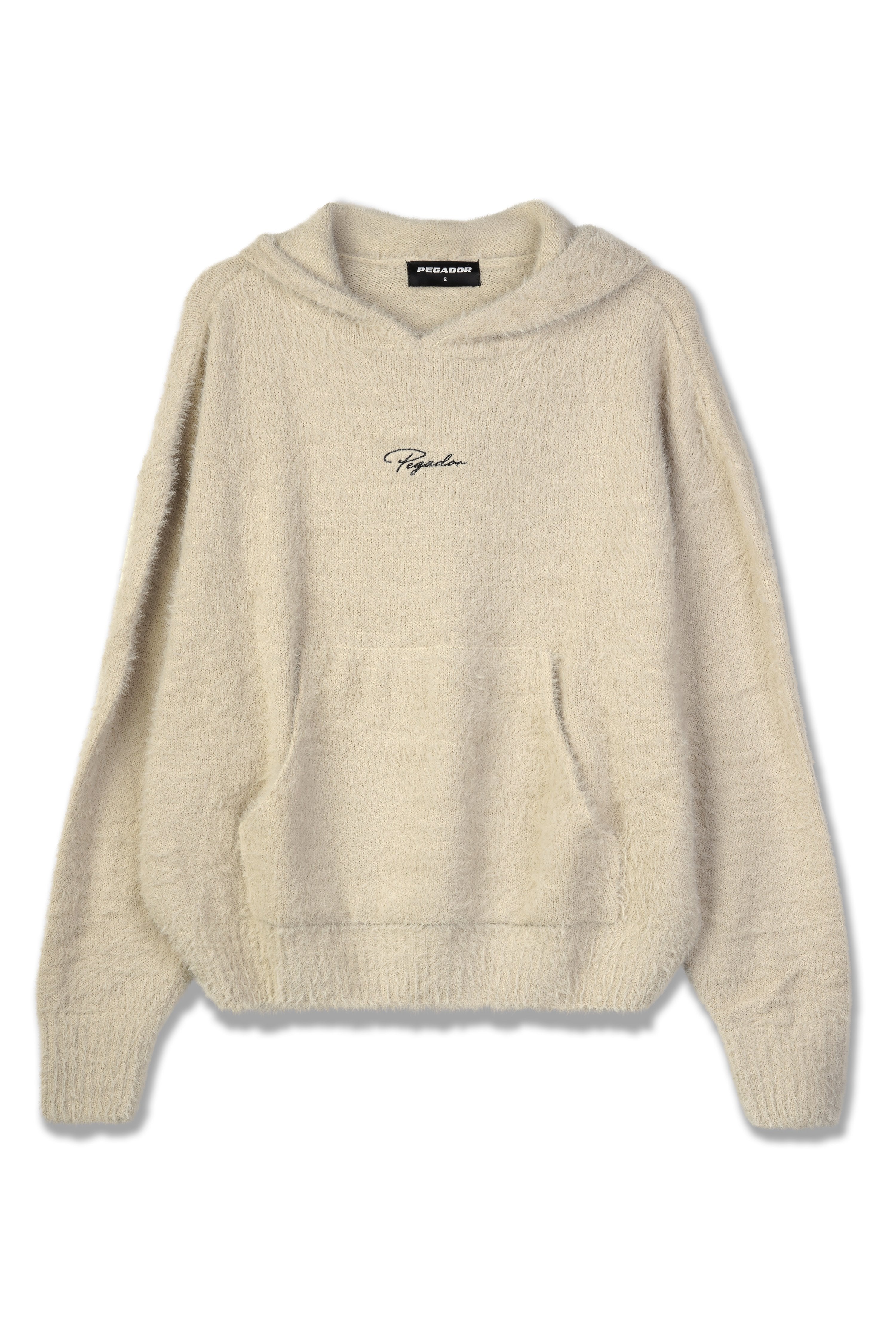 Flauschiger beiger Hoodie mit einer Fronttasche, gerippten Bündchen und einer Kapuze mit Kordelzug. Mit dem schwarzen "Pegador"-Logo auf der Brust.