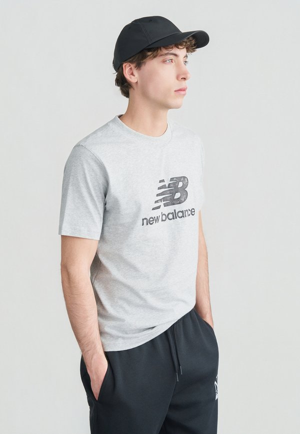New Balance SPORT ESSENTIALS STAMP LOGO UNISEX - Print T-shirt - grey/black