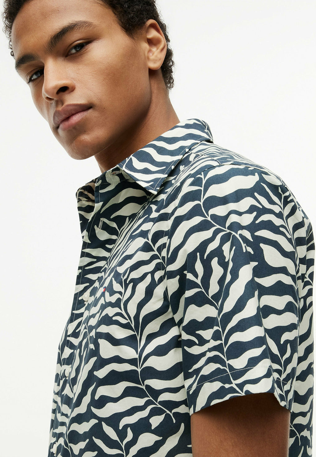 REGULAR FIT TOUCH SHORT SLEEVE Media 4