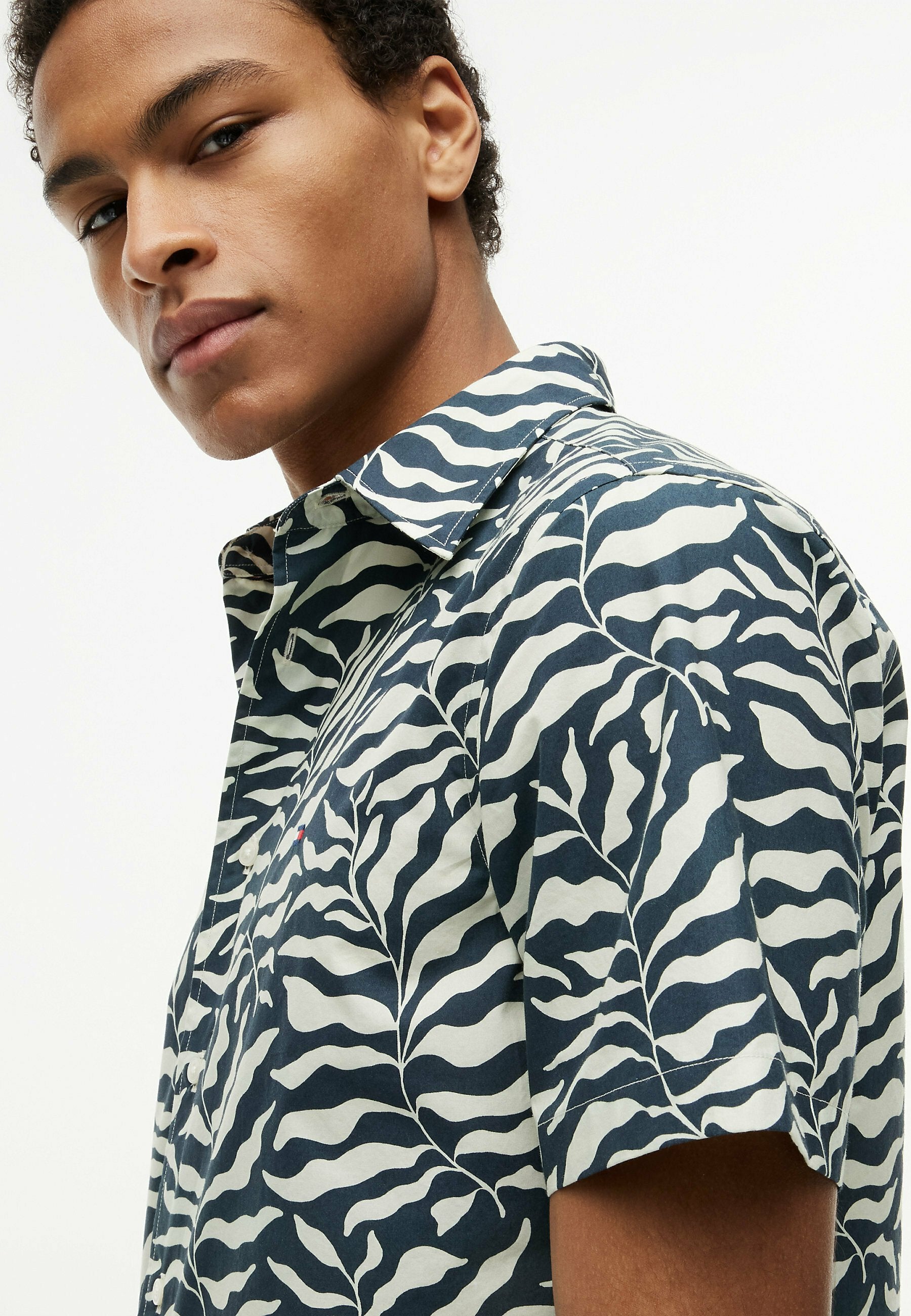 REGULAR FIT TOUCH SHORT SLEEVE Media 4