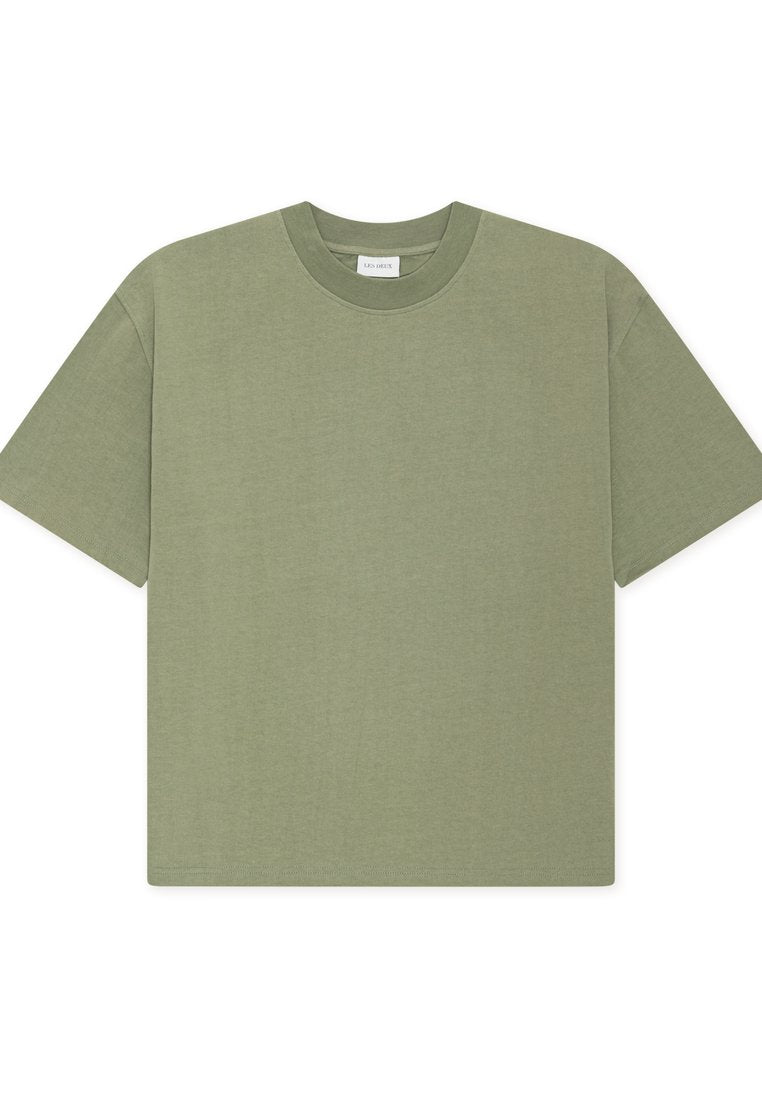 Olivegrünes Baumwoll-T-Shirt mit Rundhalsausschnitt und kurzen Ärmeln, locker geschnitten und ohne sichtbare Logos oder Muster.