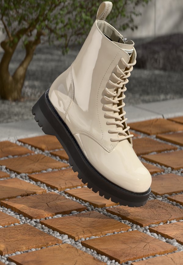 DKNY BATU LACE UP BOOT