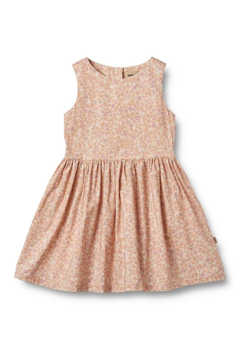 Blumiges pinkes ärmelloses Kleid mit gerafftem Rock, aus leichtem Stoff gefertigt. Es hat einen runden Ausschnitt und ein durchgehendes Blumenmuster.
