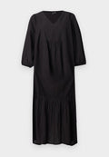 Schwarzes Midikleid mit V-Ausschnitt, langen Puffärmeln, geraffter Taille und mehrlagigem Rockdetail vor weißem Hintergrund.