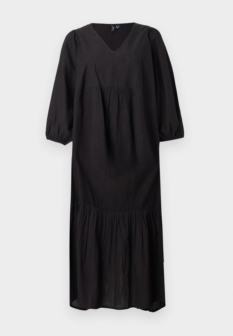 Schwarzes Midikleid mit V-Ausschnitt, langen Puffärmeln, geraffter Taille und mehrlagigem Rockdetail vor weißem Hintergrund.