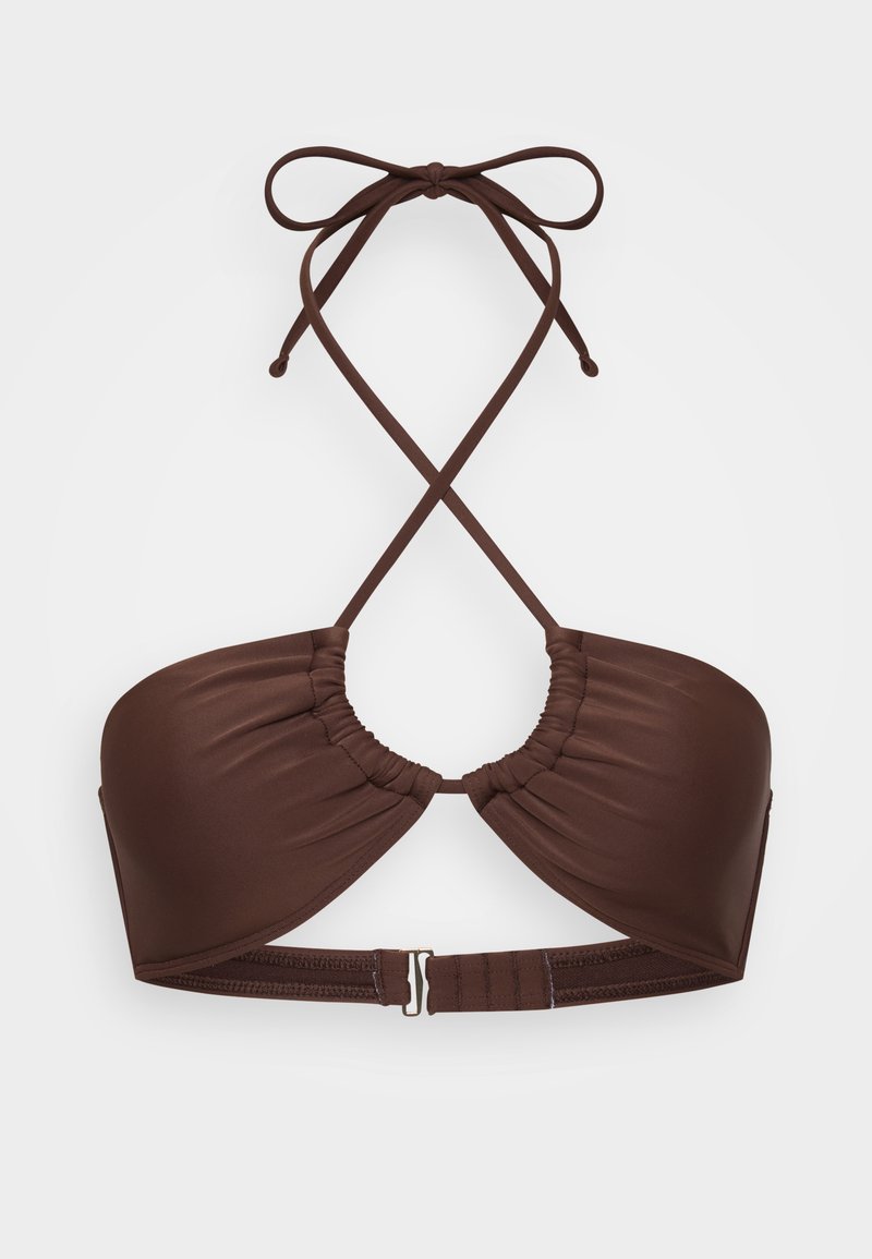 Brauner Bikini-Oberteil mit gepolstertem, gerafftem Design. Verfügt über verstellbare Träger und einen Hakenverschluss auf der Rückseite. Glatte Textur.