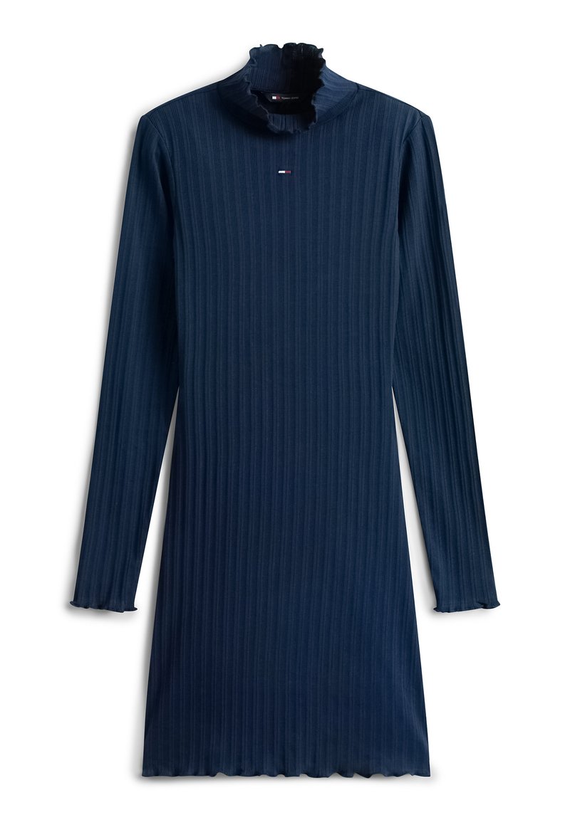 Marineblaues, geripptes Kleid mit langen Ärmeln, hohem, gerafftem Kragen und gewellten Saumkanten. Verfügt über ein kleines Logo auf der Brust. Glatte Textur.