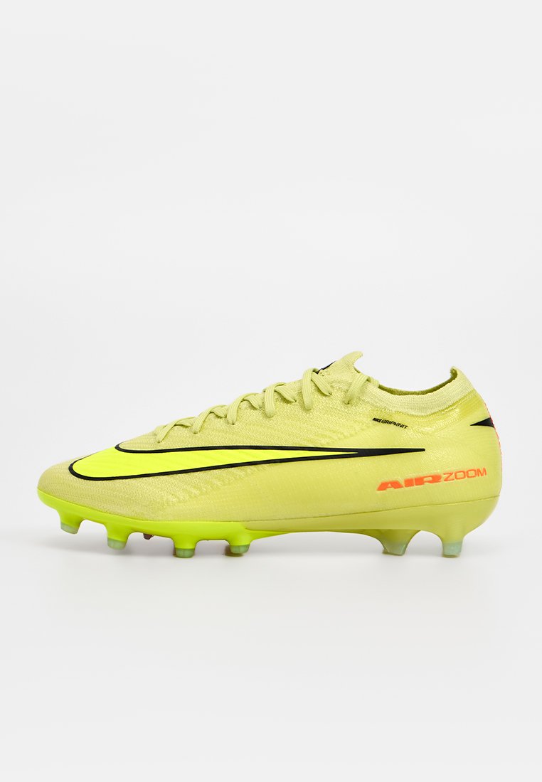 Limettengrüner Fußballschuh mit texturiertem, synthetischem Obermaterial, schwarzen Akzenten und orangefarbener "AIR ZOOM"-Markierung an der Seite. Konturierte Sohle mit Stollen.