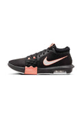 Schwarzer Sport Schuh mit einem strukturierten Obermaterial, pinken Akzenten, weißem Nike-Swoosh und einer sichtbaren Luftpolsterung in der Ferse.