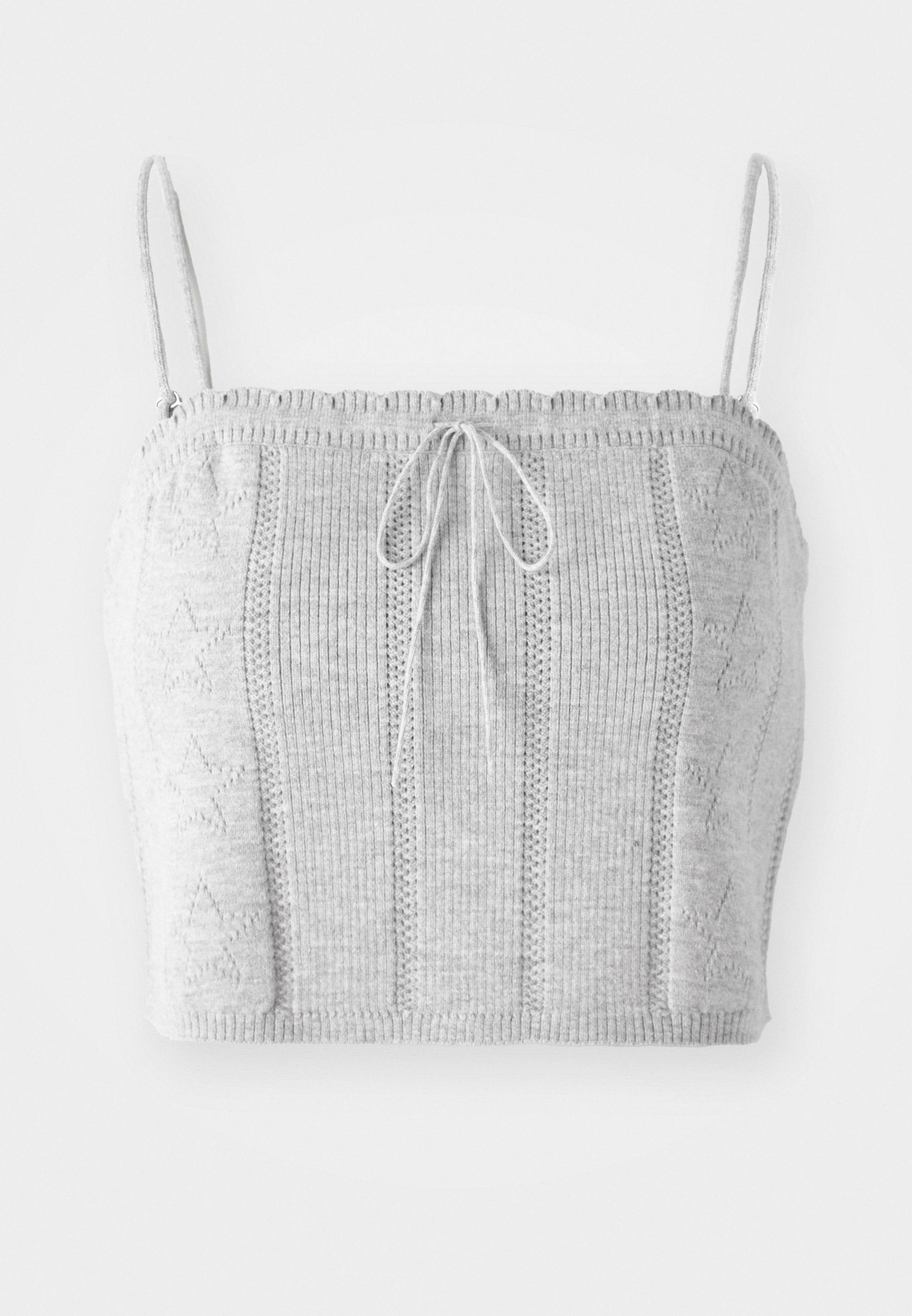Grauer gestrickter Crop-Top mit dünnen Trägern, versehen mit einem gerippten Textur, einem Kordelzug vorne und subtilen Sternmuster-Elementen.