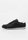Schwarzer Low-Top-Sneaker mit weißem Fersenlasche, schwarzen Schnürsenkeln, dezenten Perforierungen und goldenem „Aigner“-Logo an der Seite.