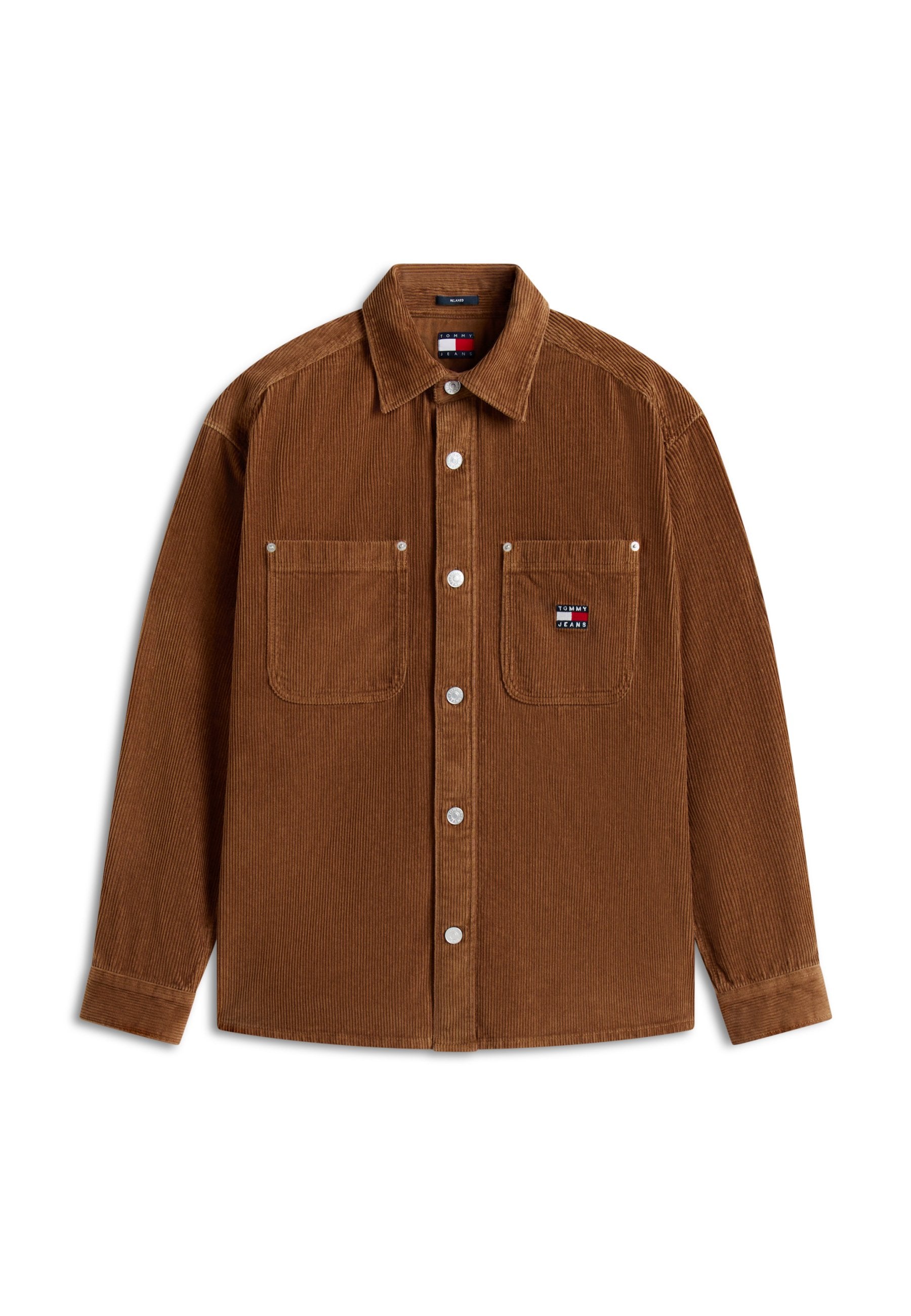Braunes Cordhemd mit vorderem Knopfverschluss, zwei Brusttaschen und einem Logo-Patch. Lange Ärmel mit geknöpften Bündchen.