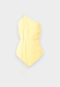 Ein schulterfreies, gelbes Oberteil aus leichtem Stoff, das eine gesmokte Taille mit verstellbaren Bändern und einen spitzen Saum aufweist. Glatte Textur.