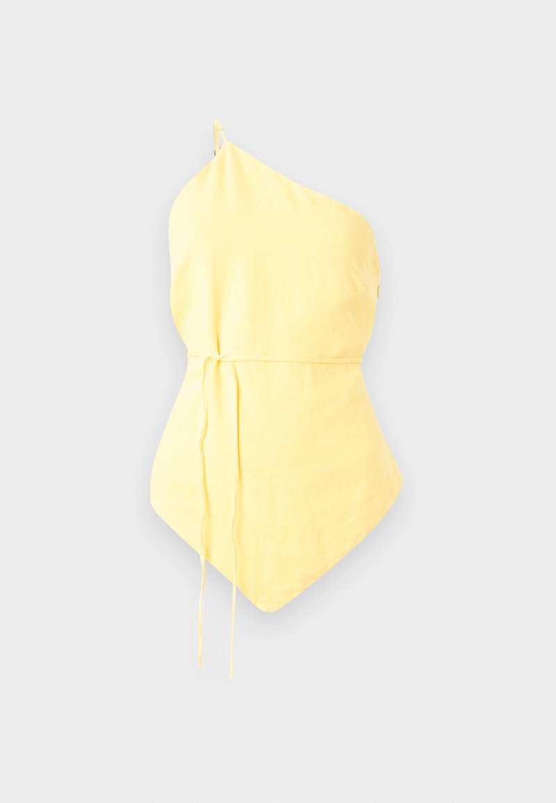 Ein schulterfreies, gelbes Oberteil aus leichtem Stoff, das eine gesmokte Taille mit verstellbaren Bändern und einen spitzen Saum aufweist. Glatte Textur.
