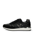 Schwarze Sport Sneaker mit einer Kombination aus glänzenden und Wildleder-Oberflächen, ausgestattet mit einer weißen Zwischensohle, metallischen Akzenten und einer profilierten Gummisohle.
